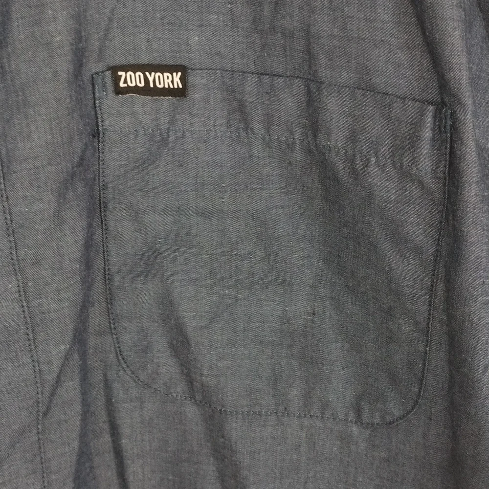 Zoo York XL men's blue, button-up,  denim-looking, short sleeve dress shirt - Picture 4 of 5